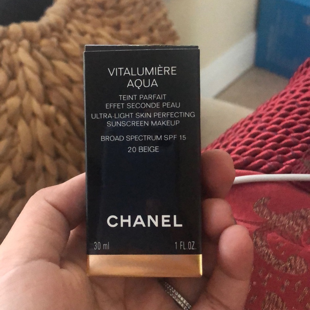 CHANEL Vitalumière Aqua Foundation